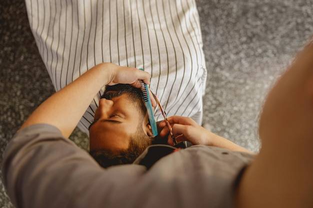 Jak sama obciąć włosy i uniknąć najczęstszych błędów?