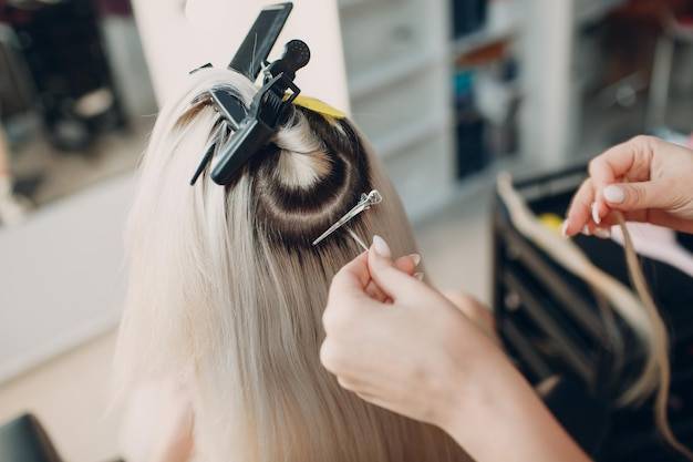 Jak czesać przedłużane włosy żeby dłużej wyglądały naturalnie