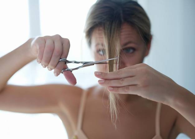 Jak podciąć końcówki włosów samodzielnie w domu?