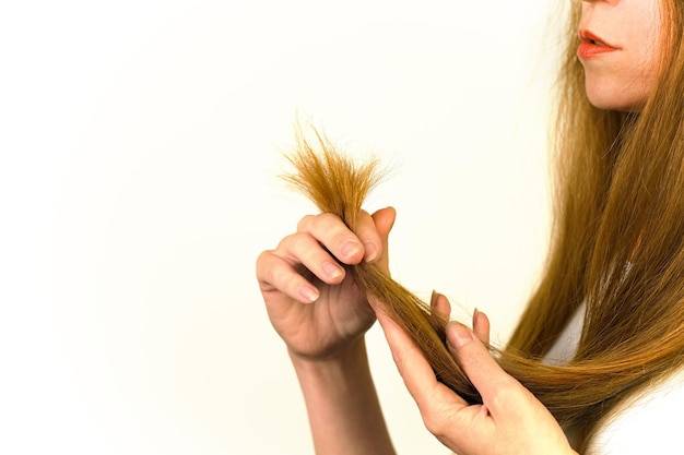 Rozdwojone końcówki co to znaczy i dlaczego pojawiają się na włosach?