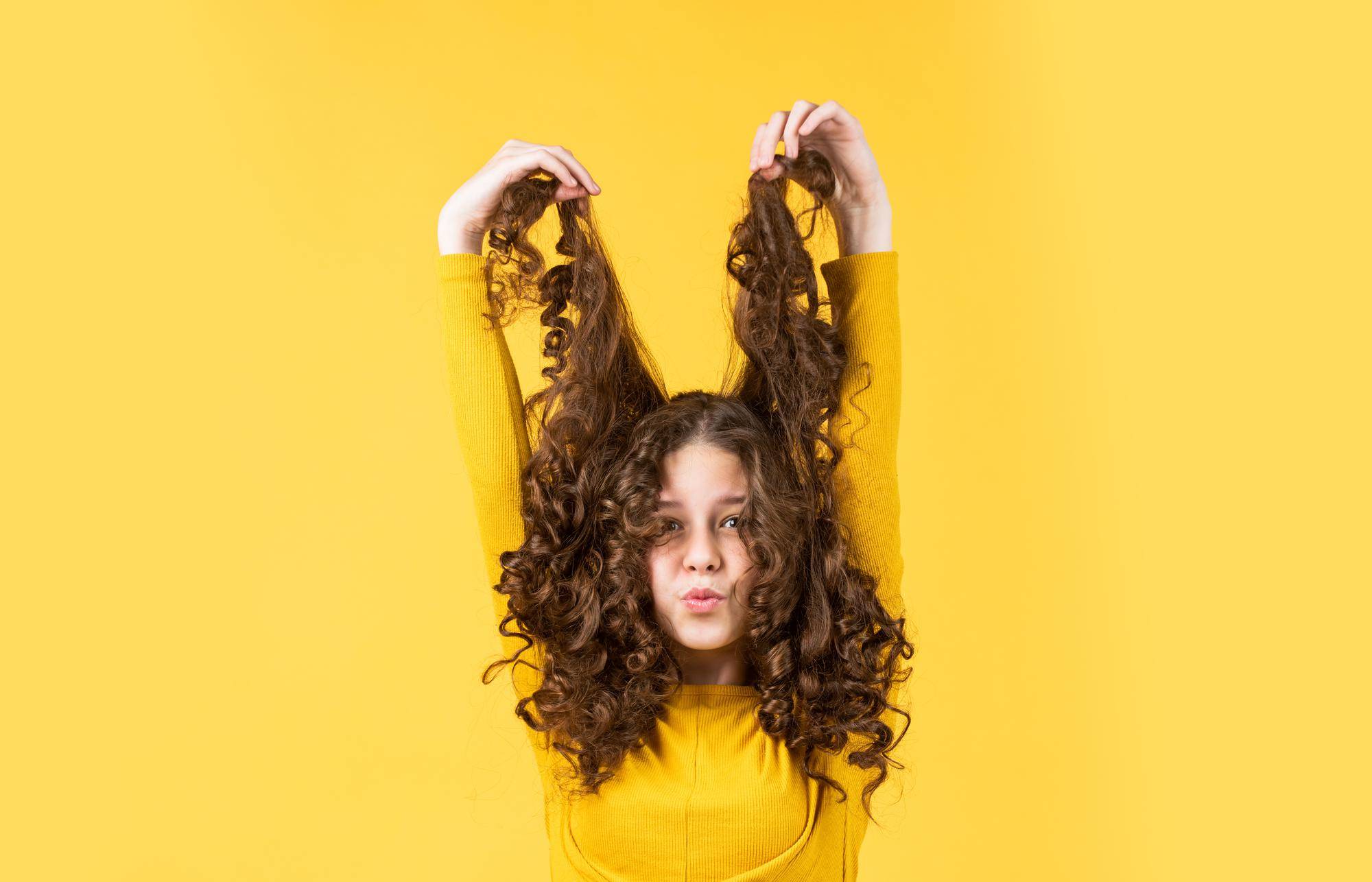 Jaki szampon do suchych kręconych włosów warto wybrać?
